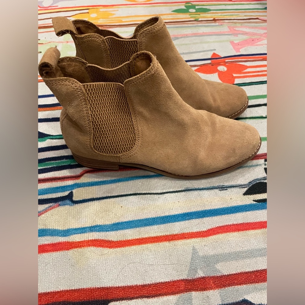 Toms Ella Pull On Chelsea Boot double elastic gore ankle suede low heel tan